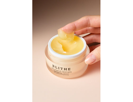 Спрессованная сыворотка-крем для сияния Blithe Gold Apricot
