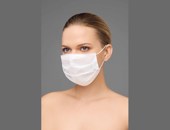 Одноразовая трёхслойная маска на резинках для косметолога Одноразовая трёхслойная маска на резинках для косметолога